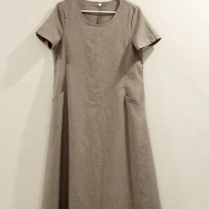 Summer dress, short sleeves, two front pockets, polyester. Size Medium.